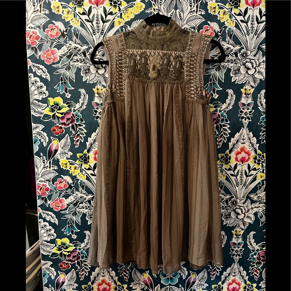 Free people: women’s (S) taupe mini dress - Gorgeous detail!